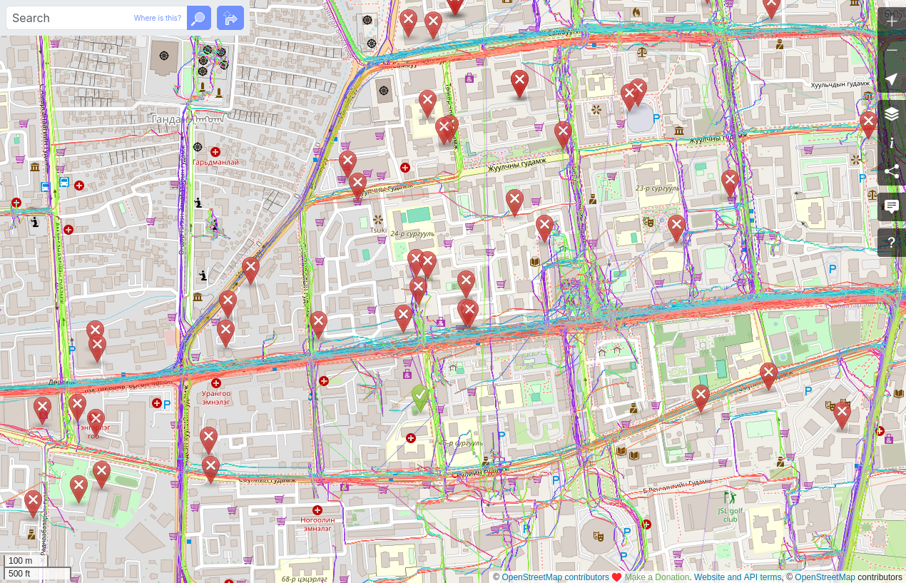 screenshot of the browser Firefox showing Openstreetmap.org in edit mode with notes visible. You see a lot of these notes in a very small area